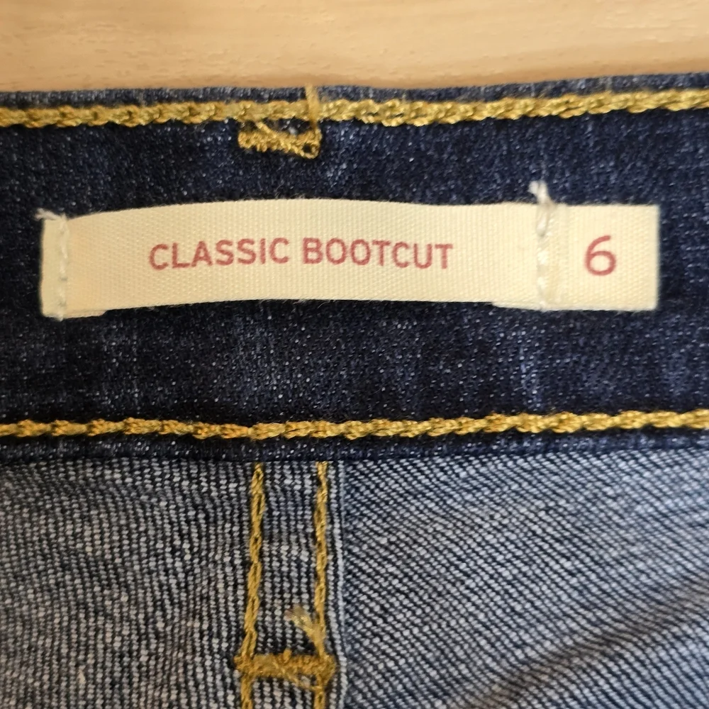 Levis Jeans Womens Size 6 W28 L32 Blue Classic Bootcut Dark Wash Denim MidRise - Picture 2 of 16